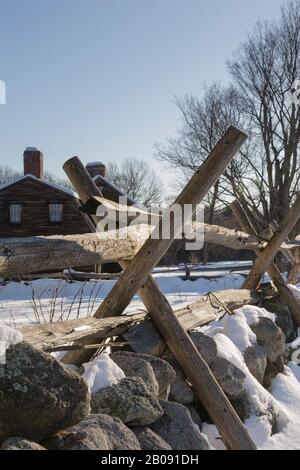 Clôture en bois près de la taverne Hartwell le long de Battle Road à Minute Man National Historical Park à Lincoln, Massachusetts pendant les mois d'hiver. Banque D'Images