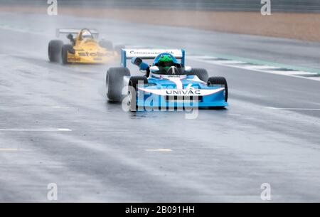 Martin Stretton conduisant son 1978, Blanc et Bleu, le 782 mars, lors de la course historique de Formule 2 de la HSCC, au Silverstone Classic de 2019 Banque D'Images