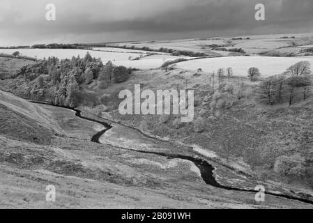 Une photo infrarouge de la vue le long de Cornham Brake vers Great Cornham, près de Simonsbath, dans le parc national Exmoor à Somerset, en Angleterre Banque D'Images