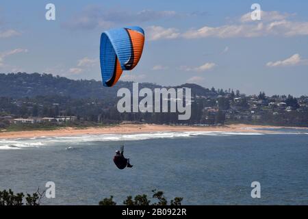 Parapente près de la plage de Mona Vale à Sydney Banque D'Images