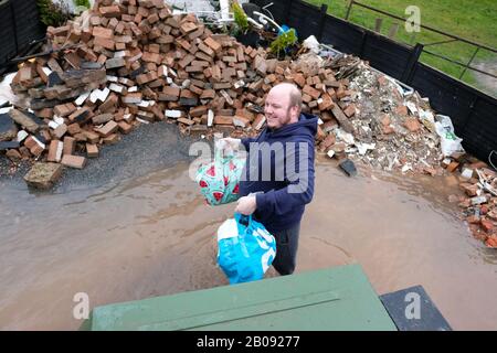 Hampton Bishop, Herefordshire, Royaume-Uni - mercredi 19th février 2020 - Un résident est heureux de recevoir des produits alimentaires frais livrés par tracteur - la communauté rurale de Hampton Bishop est actuellement coupée par les eaux d'inondation. Le village est entouré par l'eau de la rivière Wye et de la rivière Lugg. Deux des six avertissements d'inondation grave en Angleterre concernent Hampton Bishop, Herefordshire. Photo Steven May / Alamy Live News Banque D'Images