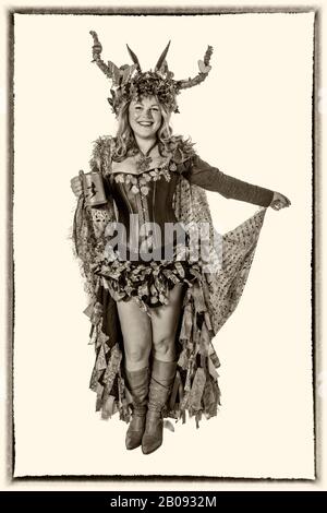 Jeune femme en costume au Hastings traditionnel Jack au Green Festival. Hastings. Sussex Est. Angleterre. ROYAUME-UNI Banque D'Images