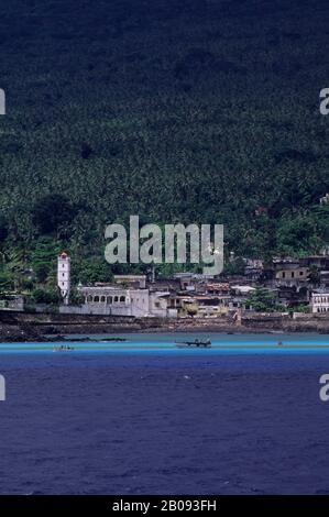 ÎLES COMORO, GRAND COMORE, MORONI, VUE SUR LA VILLE, PLANTATION DE PALMIERS À NOIX DE COCO Banque D'Images