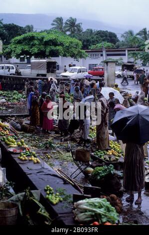 ÎLES COMORO, GRAND COMORE, MORONI, SCÈNE DE MARCHÉ SOUS LA PLUIE Banque D'Images