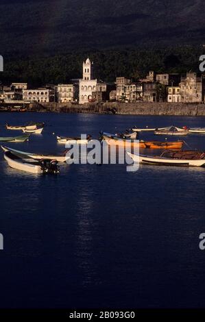 ÎLES COMORO, GRAND COMORE, MORONI, VUE SUR LA VILLE AVEC BATEAUX DE PÊCHE EN PREMIER PLAN Banque D'Images