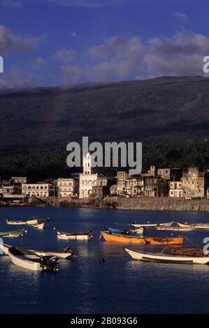 ÎLES COMORO, GRAND COMORE, MORONI, VUE SUR LA VILLE AVEC BATEAUX DE PÊCHE EN PREMIER PLAN Banque D'Images