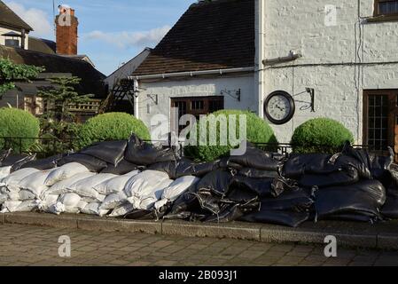 La petite ville d'Upton on Severn reçoit l'avertissement que les inondations ont posé "une menace importante à la vie" mais que les défenses contre les inondations ont eu lieu la nuit dernière. Banque D'Images