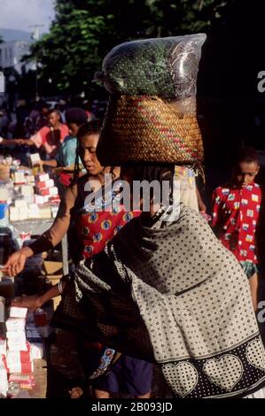 COMORO ISLAND, GRAND COMORE, MORONI, VIEILLE VILLE, SCÈNE DE MARCHÉ AVEC UNE FEMME TRANSPORTANT DES MARCHANDISES SUR SA TÊTE Banque D'Images