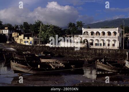 ÎLES COMORO, GRAND COMORE, MORONI, BATEAUX DANS LE PORT À MARÉE BASSE Banque D'Images