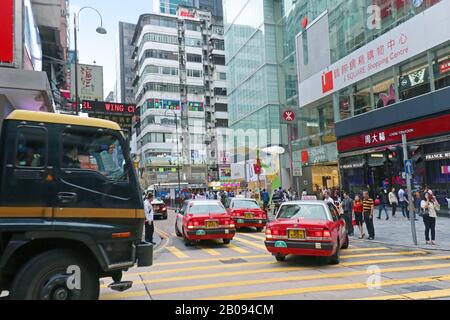 Hong KONG, CHINE - 27 AVRIL 2017 : les gens traversent la rue et se prometent à proximité du célèbre centre commercial i Square, situé sur Nathan Road, à Hong Kong Banque D'Images