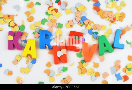 Carnival écrit avec des lettres colorées et en traduire en allemand Karneval Banque D'Images