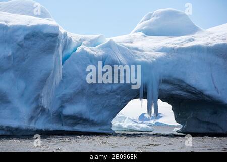 Un iceberg arqué au large de l'île Devi, dans le groupe de l'île James Ross au large de la pointe nord-est de la péninsule antarctique. Banque D'Images
