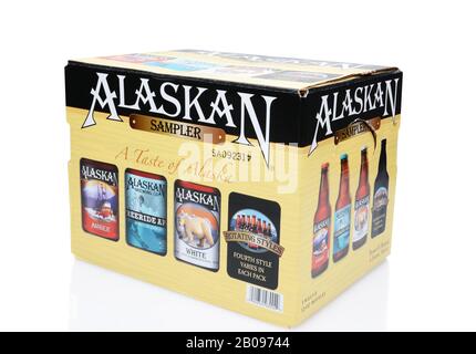 Irvine, CALIFORNIE - 16 JUILLET 2014 : lot de 12 bières Alaskan Brewing Co. Alaskan Brewing, fondée en 1986 à Juneau, en Alaska, était la première Juneau Banque D'Images