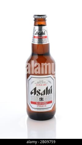 Irvine, CA - 11 JANVIER 2015 : une bouteille de bière Super Dry Asahi isolée sur blanc. Asahi a été fondée à Osaka, au Japon, en 1889, en tant que compagnie de bière d'Osaka Banque D'Images