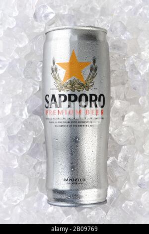 Irvine, CA - 12 JANVIER 2015 : une CAN de bière Sapporo sur un lit de glace. La brasserie japonaise a été fondée en 1876 par le brasseur allemand Seibei Nakagaw Banque D'Images