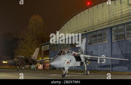 Nuit Shoot de tornades et d'avions jaguar à Raf Cosford. Banque D'Images