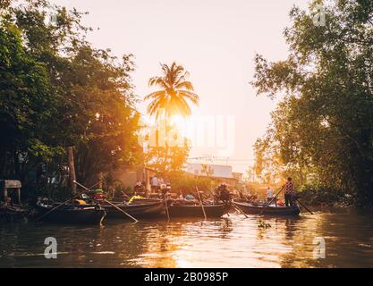 Belles scènes exotiques au lever du soleil avec des bateaux stationnés sur le marché flottant sur le delta du Mékong. Can Tho, Vietnam Banque D'Images