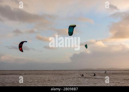 Kite Surfers sur la plage à Exmouth Banque D'Images