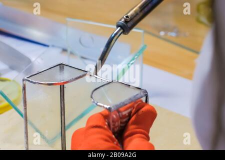 Décorateur femme faire verre boîte-cadeau Banque D'Images