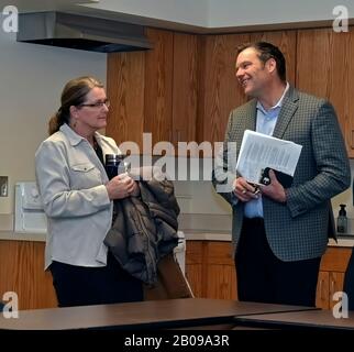 Emporia, Kansas, États-Unis, 19 février 2020 ancien secrétaire d'État du Kansas Kris Kobach et aujourd'hui actuel candidat républicain à la sénatoriale ont passé près de trois heures avec les électeurs locaux à discuter des questions constitutionnelles. Kobach parle avec un partisan local à la fin de la réunion Banque D'Images