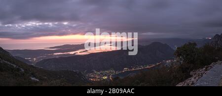 Photo panoramique de Kotor Bay avec coucher de soleil coloré Banque D'Images