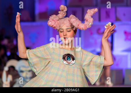 Maddie Mills à Vin et Omi London Fashion week Résistent au spectacle de l' AWG 20. Vêtements écologiques conçus à partir de tissus recyclés et de mauvaises herbes provenant de la propriété Highgrove Banque D'Images