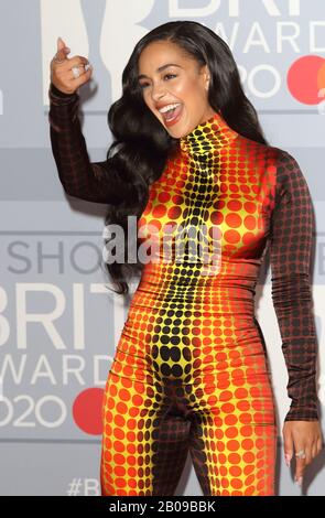 Jorja Smith assiste aux 40ème Brit Awards Red Carpet arrivées à l'O2 Arena de Londres. Banque D'Images