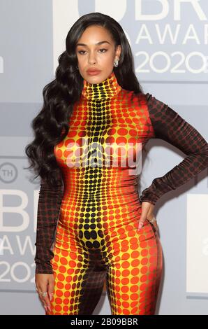 Jorja Smith assiste aux 40ème Brit Awards Red Carpet arrivées à l'O2 Arena de Londres. Banque D'Images