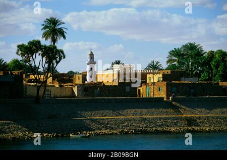 EGYPTE, LE NIL ENTRE KOM OMBO ET ESNA, PETIT VILLAGE AVEC MOSQUÉE Banque D'Images