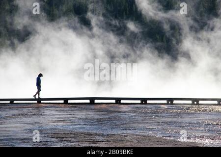 Personne marchant dans les nuages dans le parc national de yellowstone, Wyoming, États-Unis - Penser à la vie Banque D'Images