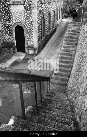 Escalier en bas de l'église de Sanatorio Fontilles ou San Francisco de Borja lèpre sanatorium (Fontilles, Vall de Laguart, Marina Alta, Alicante, Espagne) Banque D'Images