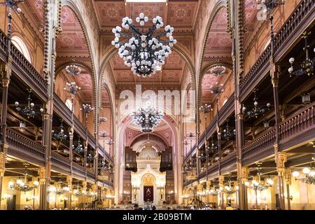 Budapest, Hongrie - 25 avril 2019 : vue sur l'intérieur de la synagogue de Budapest, Hongrie Banque D'Images