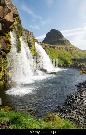 Une des chutes d'eau les plus populaires sur l'Islande - Kirkjufellsfoss sur la péninsule de snaefellsnes, Islande en été. Très touristique en raison de l'invstragram publishce Banque D'Images