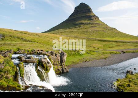 Une des chutes d'eau les plus populaires sur l'Islande - Kirkjufellsfoss sur la péninsule de snaefellsnes, Islande en été. Très touristique en raison de l'invstragram publishce Banque D'Images