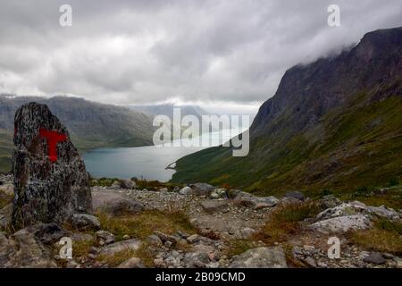 Randonnée sur le sentier de Besseggen, le jour d'été nuageux. Grâce aux panneaux de randonnée pédestre, nous avons trouvé notre chemin de retour - même avec zéro vue Banque D'Images