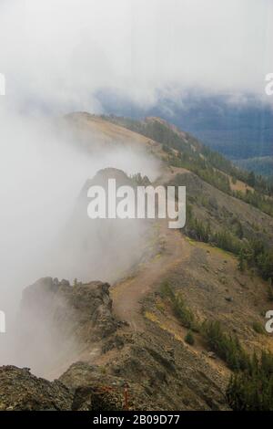 Vue mystique depuis l'observatoire du Mont Washburn pendant une journée de sormy - Yellowstone National Park Banque D'Images