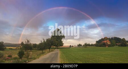 Joli arc-en-ciel au lever du soleil dans un coutnryside de suisse. Emmental, Canton de berne Banque D'Images