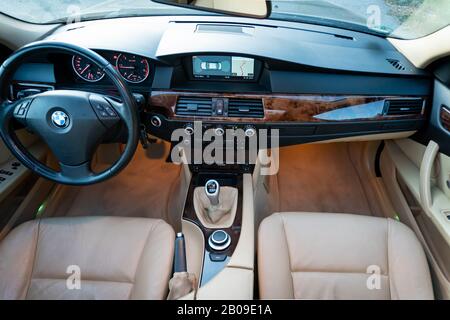 Cluj-Napoca, Cluj/Romania-09.14.2019-la sellerie en cuir est créée dans une BMW 5 Series luxueuse et bien entretenue à partir de 2008 Banque D'Images