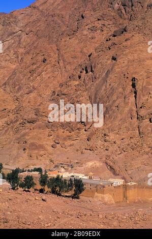 EGYPTE, PÉNINSULE DU SINAÏ, VUE SUR ST. MONASTÈRE DE CATHERINE, FONDÉ EN 342 A.D. Banque D'Images