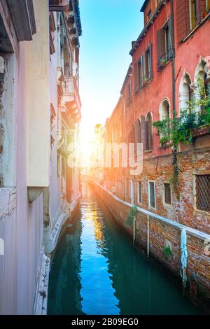 Venise, Italie - Sep 30, 2018 : le pittoresque canal étroit et de l'architecture antique de Venise Banque D'Images