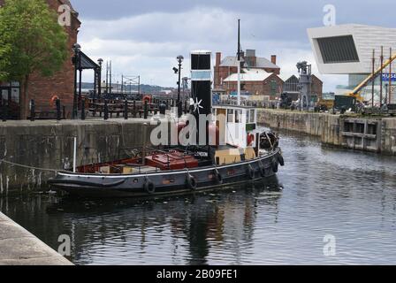 Le nouveau musée moderne situé contre un vieux bateau remorqueur dans l'un des ports de LiverPools. Prise le 7 juin 2011 près d'Albert Dock à Liverpool, Lancaster, Royaume-Uni. Banque D'Images