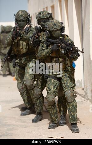 Les commandos des forces armées de Guinée ont dégagé une structure urbaine tout en menant une formation de combat de quartier à Flintlock 20 le 18 février 2020 à Nouakchott, en Mauritanie. Flintlock est le plus grand exercice annuel des forces d'opérations spéciales en Afrique impliquant des troupes américaines et alliées et des nations partenaires africaines. Banque D'Images