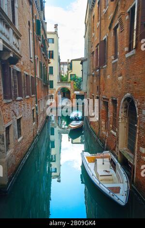 Venise, Italie - OCT 02, 2018 : le pittoresque canal étroit et de l'architecture antique de Venise Banque D'Images