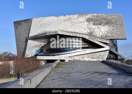 Design architectural de la Philharmonie de Paris, une institution culturelle située dans le Parc de la Villette, 19ème arrondissement, Paris, FRANCE. Banque D'Images