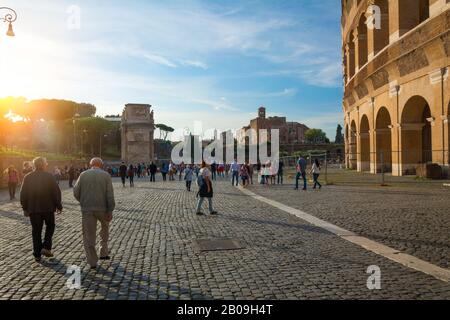 Rome, Italie - Oct 02, 2018 : les touristes sont à pied autour du Colisée, le centre touristique de Rome. Banque D'Images