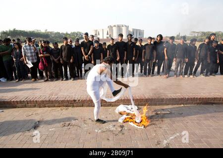 Des artistes de toutes les fractions ont organisé "Khachar Biruddhe", une représentation devant Jatiyo SangSad Bhaban (Assemblée nationale) pour protester contre la construction en cours d'une clôture en fer autour du complexe. Selon le Secrétariat du Parlement, l'escrime était nécessaire pour prévenir les vols, les vols et les nuisances à l'intérieur du complexe, en particulier la nuit. Les manifestants ont fait valoir que l'escrime était non civil et qu'il s'agissait plutôt d'une tentative futile de protéger l'édifice qui n'est pas seulement une merveille architecturale, mais aussi un symbole de l'identité nationale. Dans le monde entier, les valeurs démocratiques dans les bâtiments publics sont ar Banque D'Images