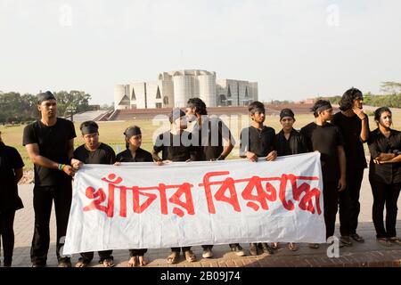 Des artistes de toutes les fractions ont organisé "Khachar Biruddhe", une représentation devant Jatiyo SangSad Bhaban (Assemblée nationale) pour protester contre la construction en cours d'une clôture en fer autour du complexe. Selon le Secrétariat du Parlement, l'escrime était nécessaire pour prévenir les vols, les vols et les nuisances à l'intérieur du complexe, en particulier la nuit. Les manifestants ont fait valoir que l'escrime était non civil et qu'il s'agissait plutôt d'une tentative futile de protéger l'édifice qui n'est pas seulement une merveille architecturale, mais aussi un symbole de l'identité nationale. Dans le monde entier, les valeurs démocratiques dans les bâtiments publics sont ar Banque D'Images