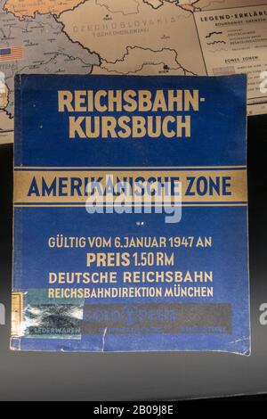 Chemins de fer allemands horaires des trains de la zone américaine, Musée des communications (qui fait partie du Musée des transports de Nuremberg), Nuremberg, Allemagne. Banque D'Images