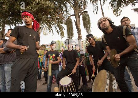 Des artistes de toutes les fractions ont organisé "Khachar Biruddhe", une représentation devant Jatiyo SangSad Bhaban (Assemblée nationale) pour protester contre la construction en cours d'une clôture en fer autour du complexe. Selon le Secrétariat du Parlement, l'escrime était nécessaire pour prévenir les vols, les vols et les nuisances à l'intérieur du complexe, en particulier la nuit. Les manifestants ont fait valoir que l'escrime était non civil et qu'il s'agissait plutôt d'une tentative futile de protéger l'édifice qui n'est pas seulement une merveille architecturale, mais aussi un symbole de l'identité nationale. Dans le monde entier, les valeurs démocratiques dans les bâtiments publics sont ar Banque D'Images