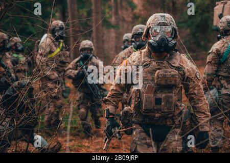 Bemowo Piskie, Pologne. 19 février 2020. Le soldat américain, affecté à la Troop de fer, conduit une réponse aux armes chimiques pendant la formation à l'appui de l'OTAN renforcement De La Présence à l'avenir Battle Group Pologne le 19 février 2020 à Bemowo Piskie, Pologne. La Présence avancée de l'OTAN se compose de quatre groupes de combat de taille bataillon déployés sur une base de rotation persistante vers l'Estonie, la Lettonie, la Lituanie et la Pologne. Crédit: Timothy Hamlin/Planetpix/Alay Live News Crédit: Planetpix/Alay Live News Banque D'Images